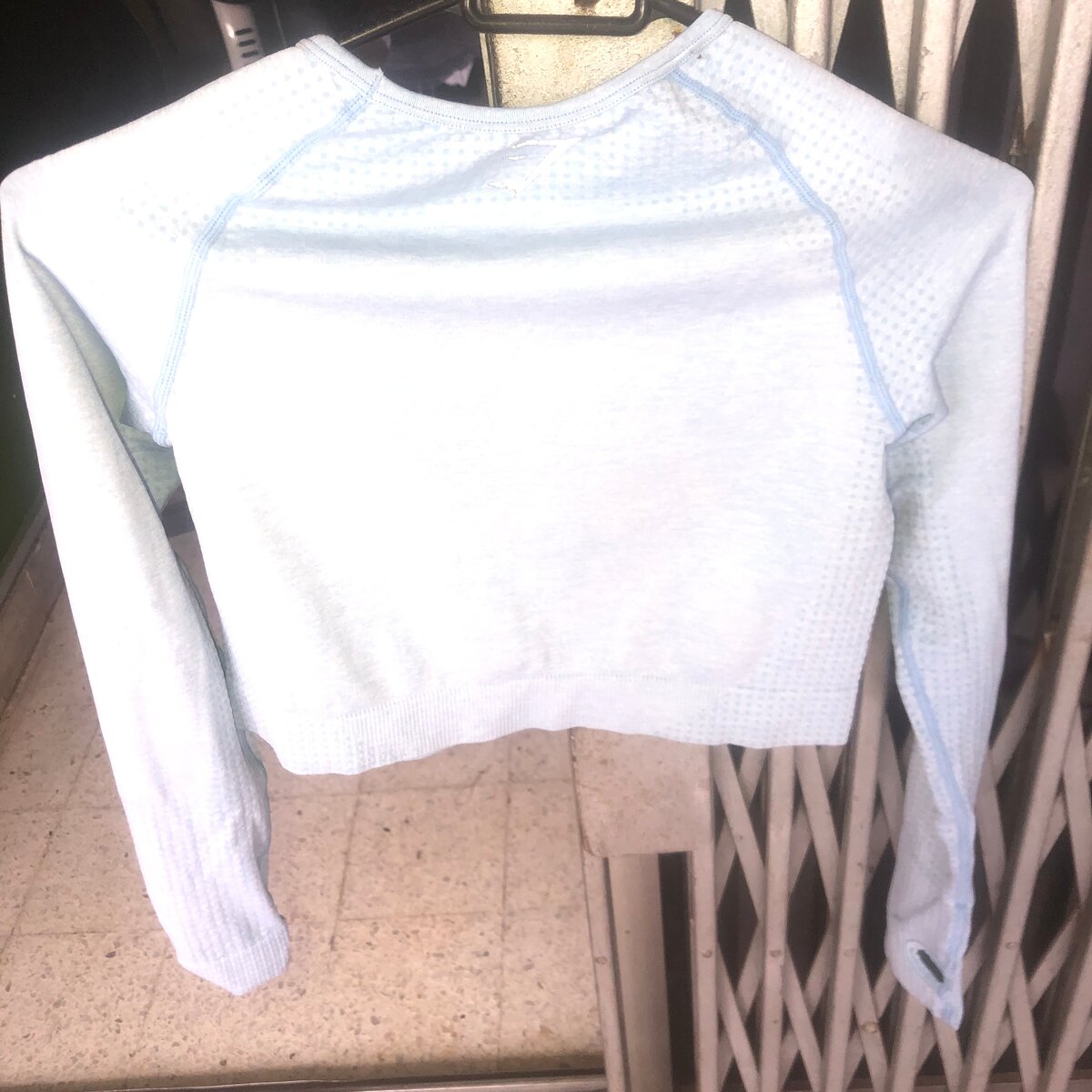 Top fripe avec trou de manche