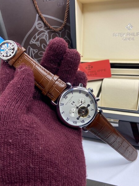 Elegant Leather Strap Patek Philippe Watch With Silv Accents