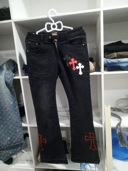 Jeans noirs motifs croix