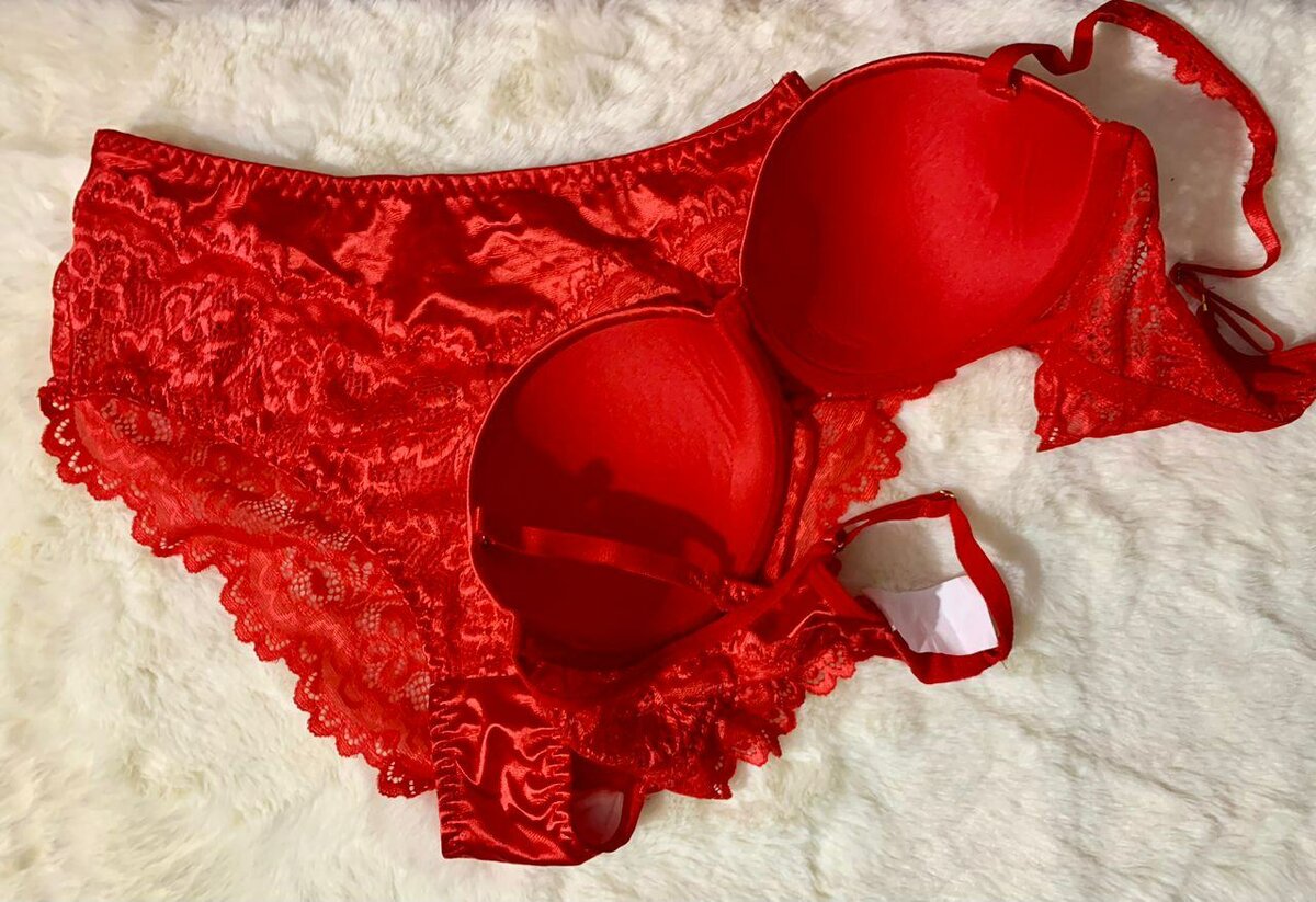 Ensemble lingerie rouge en dentelle