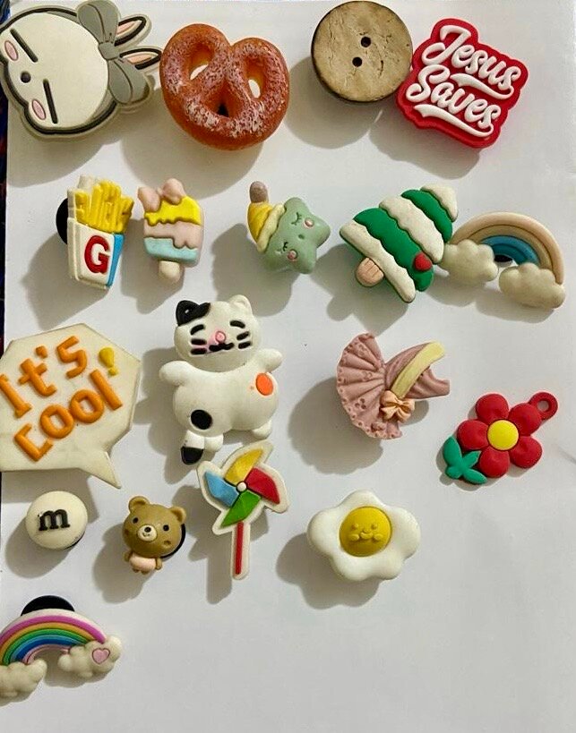 Lot de charms colorés