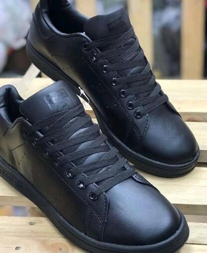 Adidas sneakers black