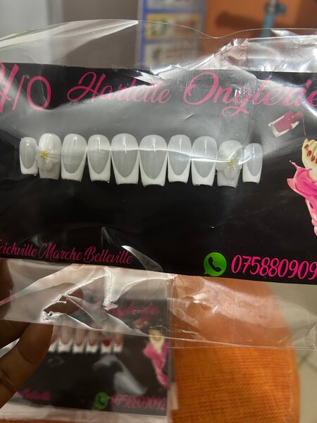 Faux ongles blancs élégants