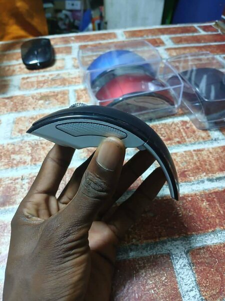 Souris incurvée sans fil prennant des piles