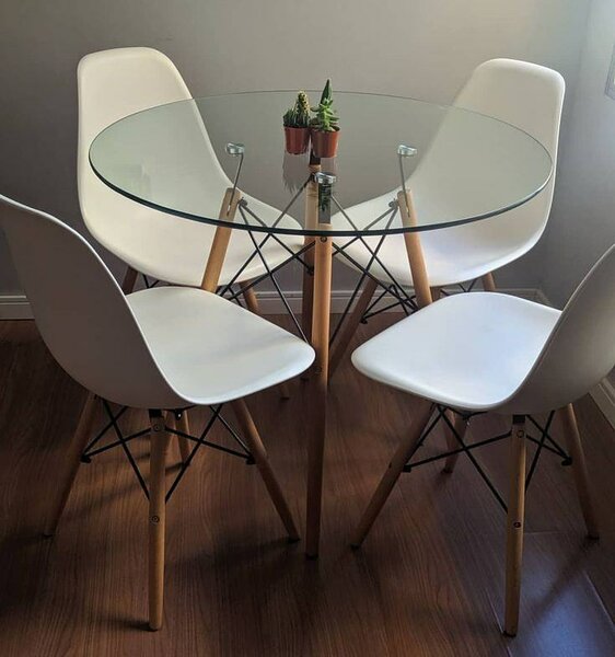 Table en verre avec chaises