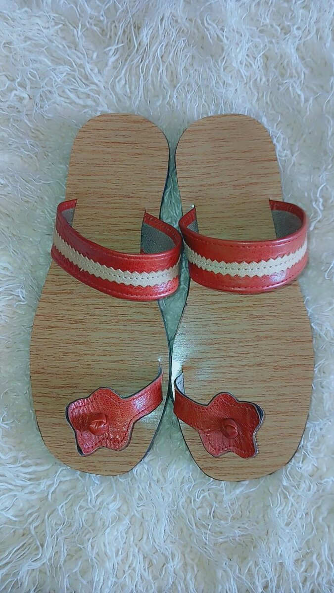 Chaussons marocains en cuir rouge