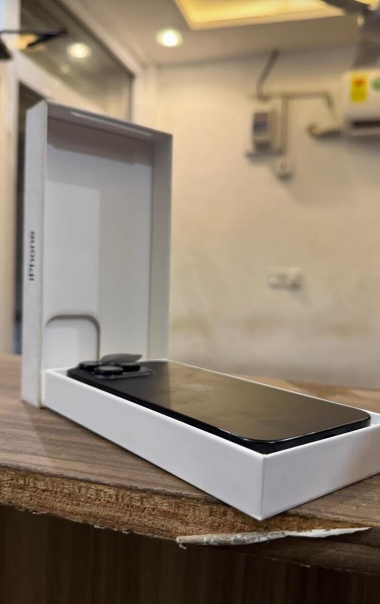  iPhone 16 Pro Max 256GB eSIM Locked (Black & Natural