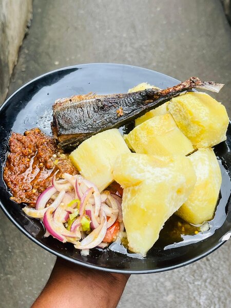 Igname bouillie poisson grillé