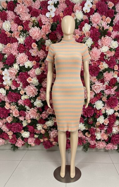 Robe moulante à rayures chic