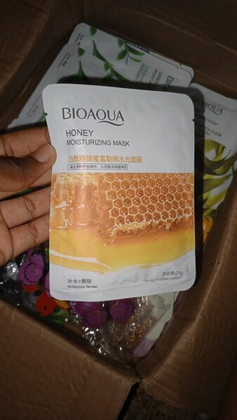 Moisturizing facial mask