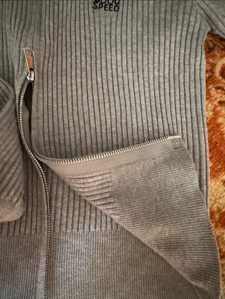 Хорошее качество. Обтягивающяя.