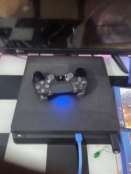 Console PS4 avec CD inclus