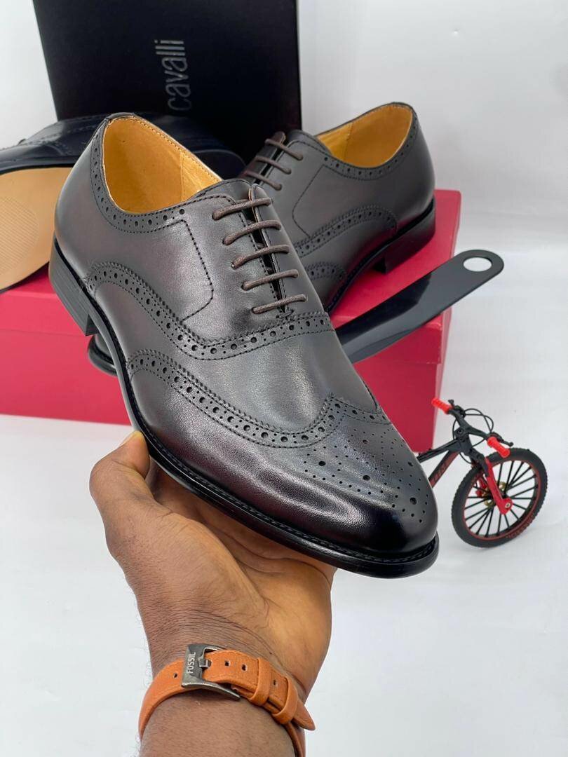 Solid executive shoes