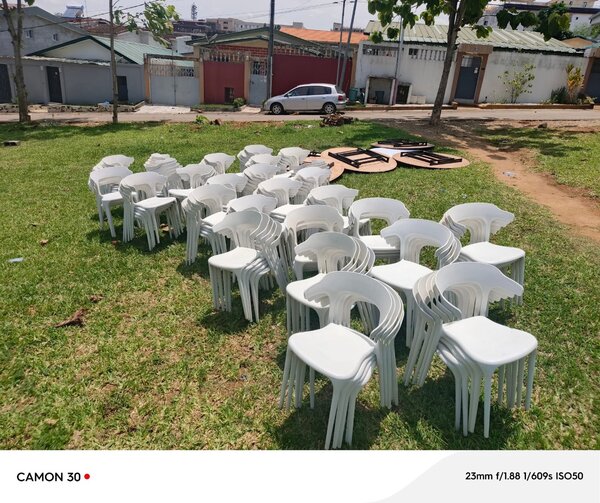 Chaises empilables en plastique