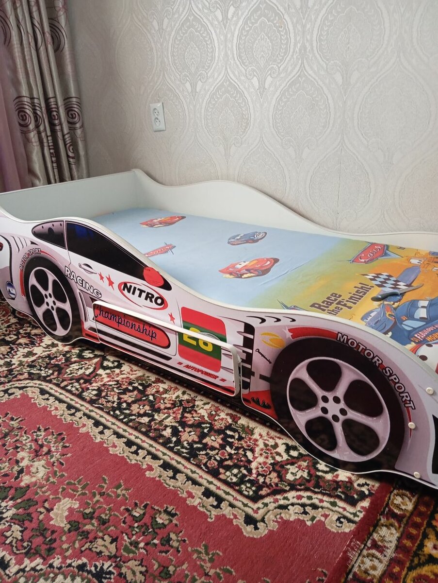 Машина кровать. Состояние отличное,почти новое.