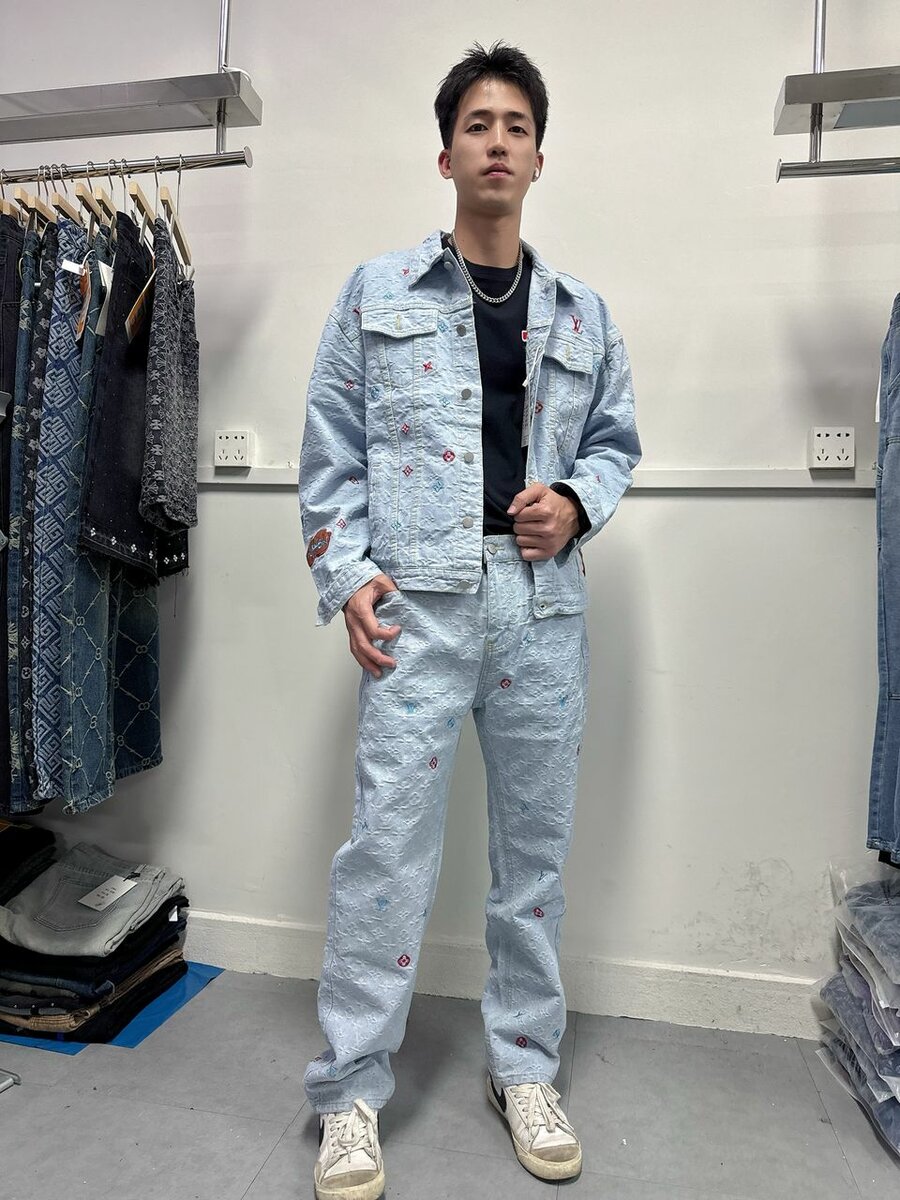 Costume en denim imprimé tendance