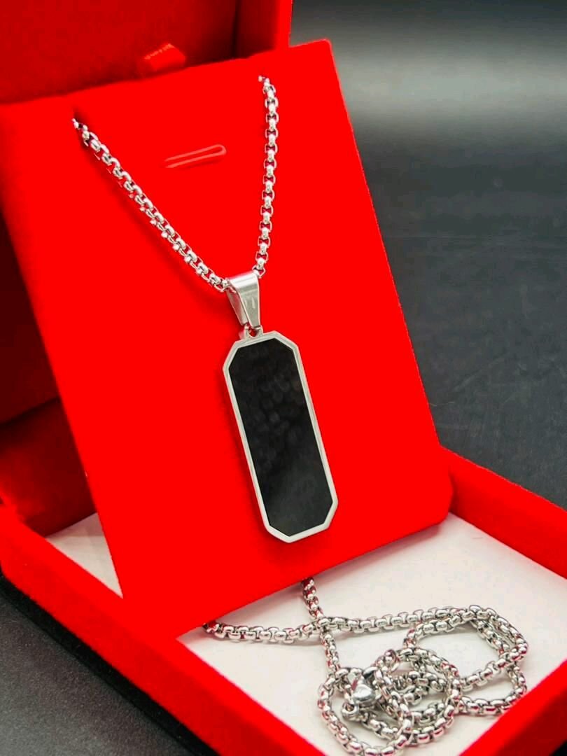 Chaîne avec pendentif stylé