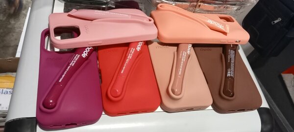 Coque de téléphone avec baume à lèvres intégrée