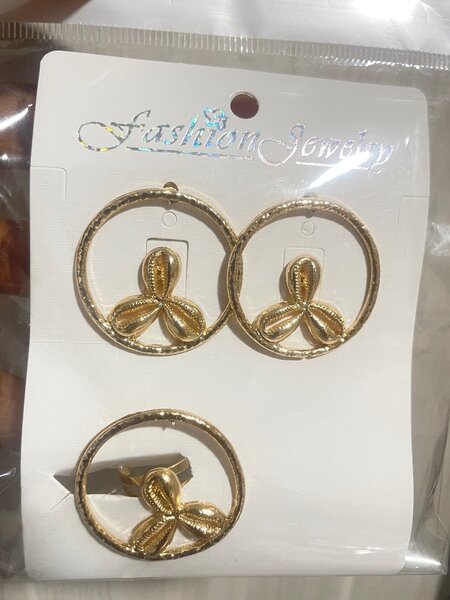 Boucles d'oreilles dorées élégantes