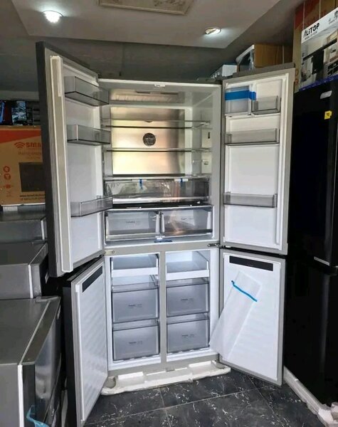 Réfrigérateur multi-portes moderne