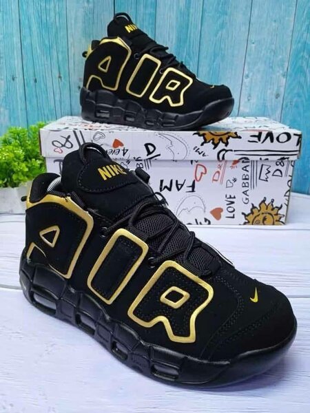 Baskets Nike Air noires dorées