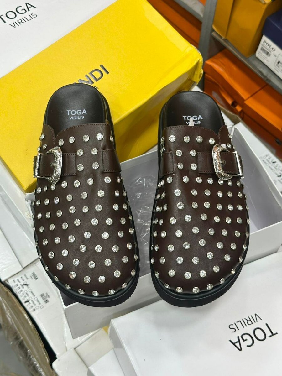 Mules à Boucles et Clous Toga