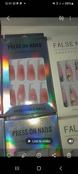 Faux ongles confectionner à la machine avec design