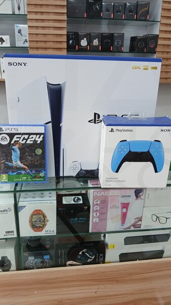 Playstation 5 slim + 2 manettes + FC24 PS5