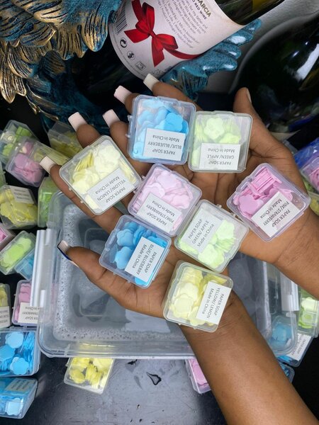 Savon de main en fleur colorée