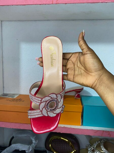 Mules à strass élégantes