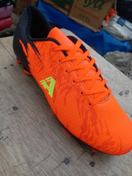 Chaussures de foot oranges