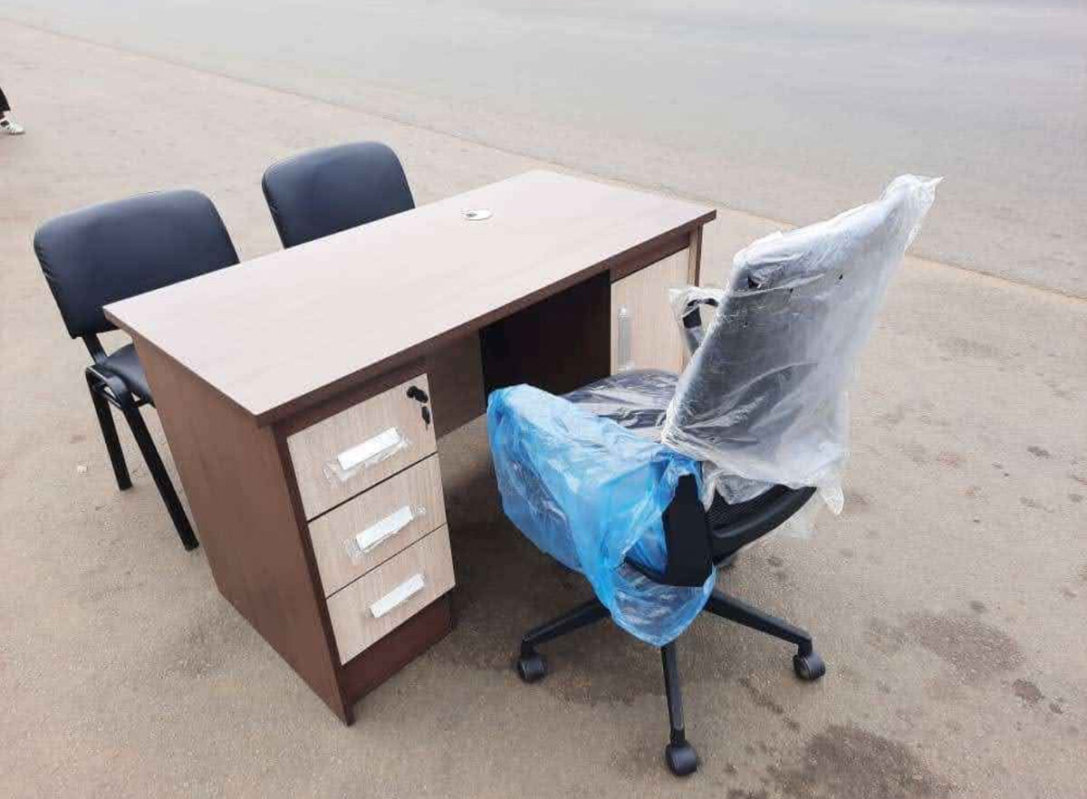 Bureau moderne avec chaise ergonomique