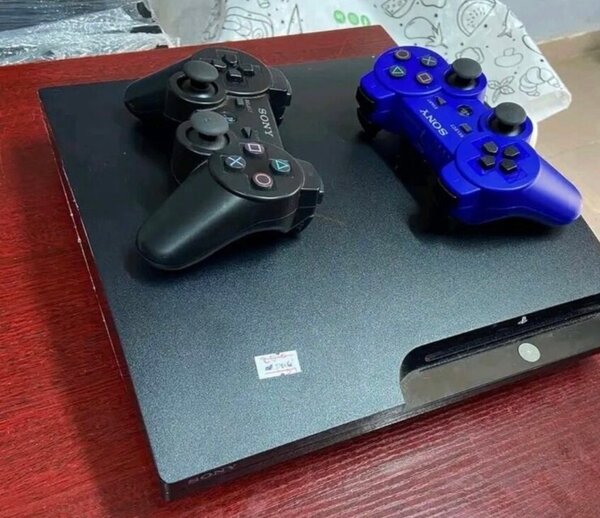 Sony Console PS3 avec Manettes