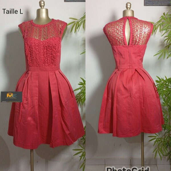 Robe élégante en dentelle rouge