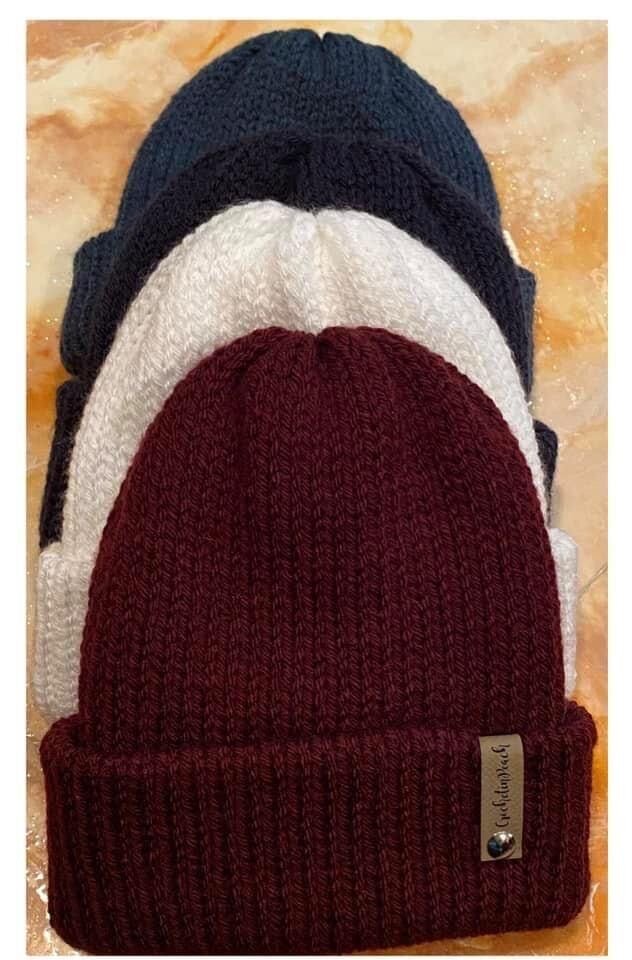 Bonnets en tricot colorés