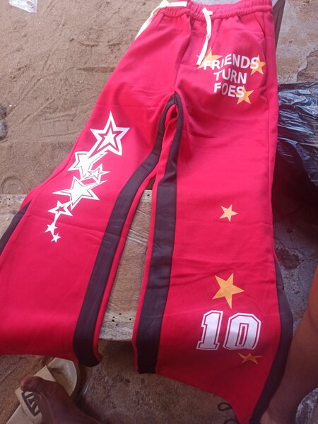 Pantalon de sport rouge étoilé