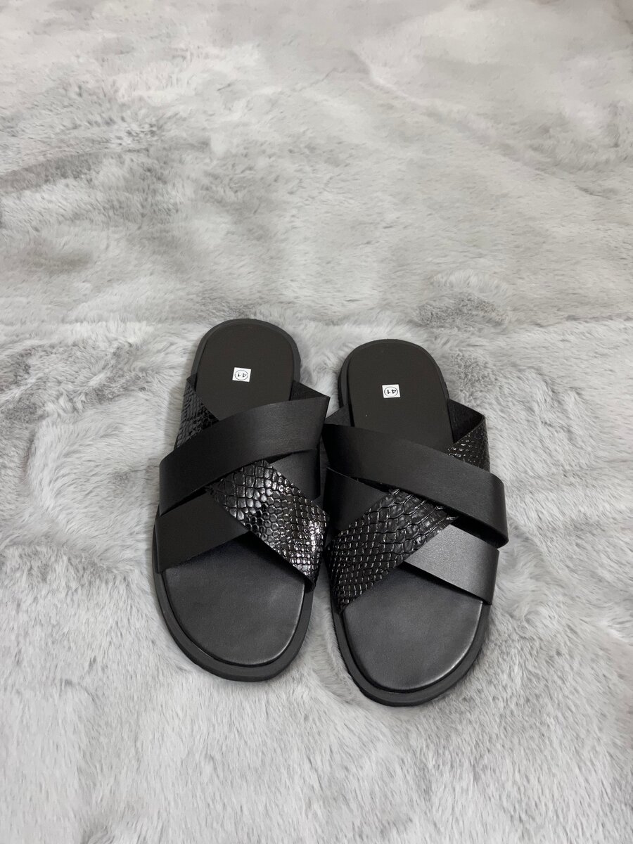 Sandales noires à motif serpent