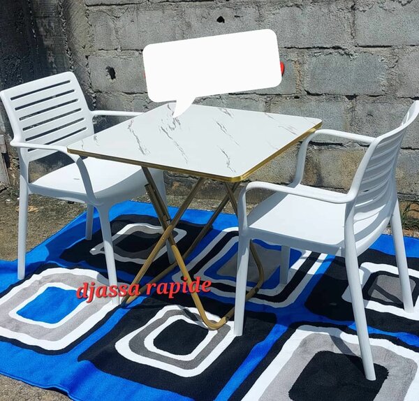 Ensemble chaises et tables