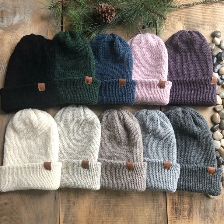 Bonnets en tricot colorés