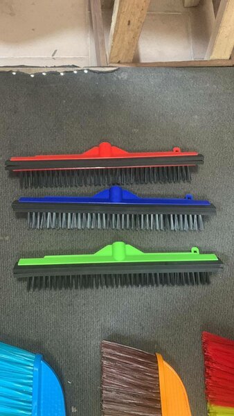 Brosses multicolores nettoyage