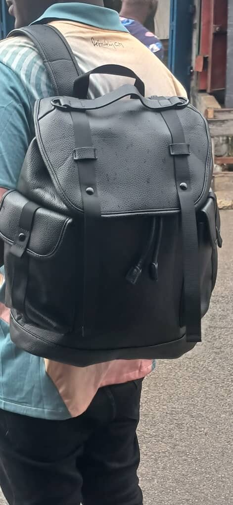 Sac à dos en cuir noir élégant