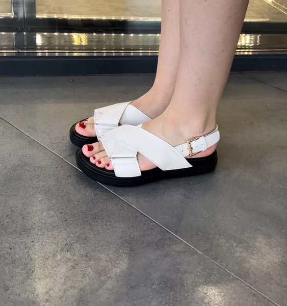 Сандалии белые