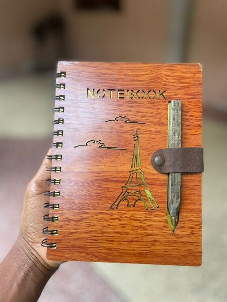 Carnet en bois stylisé