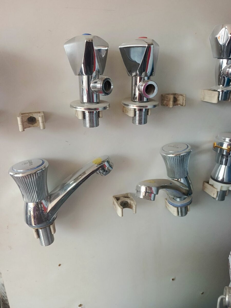 Robinet de salle de bain chromé