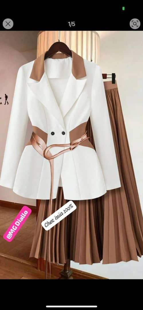 Blazer et Jupe Évasée Élégante