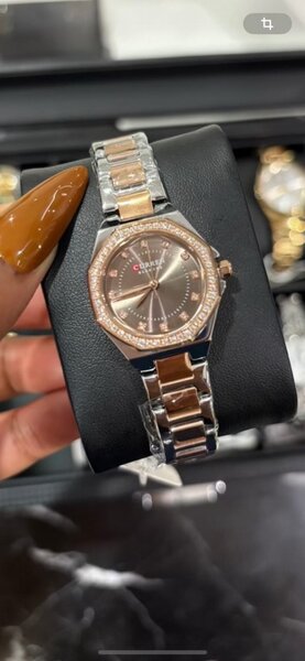 Montre élégante en or rose