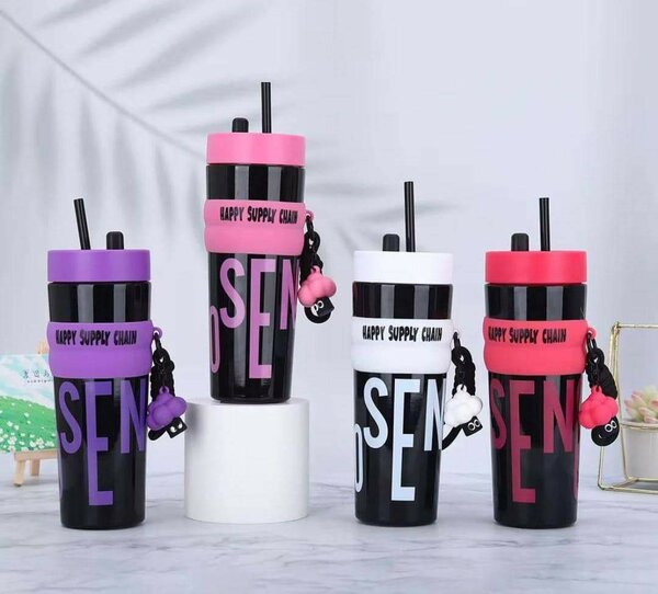 Gobelet tendance avec paille