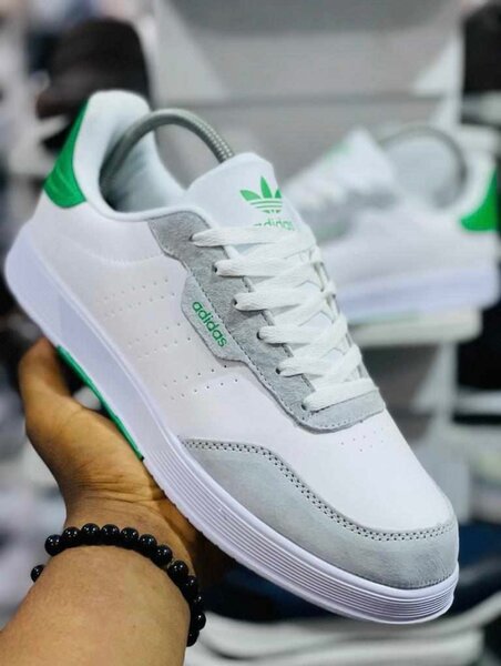 Chaussures adidas pour les hommes disponibles