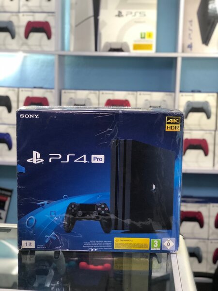 PS4 Pro Neuve avec Accessoires en promo