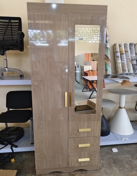 Armoire moderne en bois avec miroir